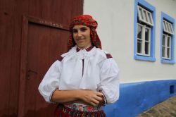 Katka Myšinská před lidovým domkem ve Strání.